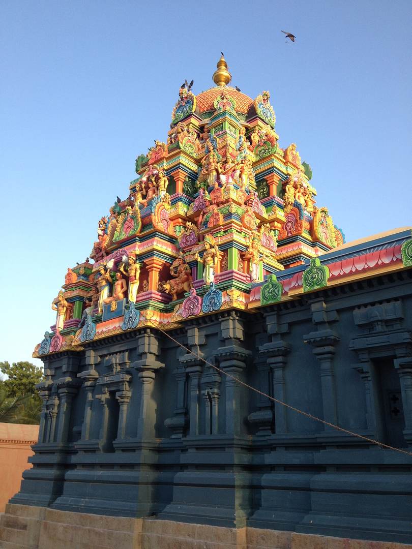 मंदिर · गोपुरम, दीपंकुडी