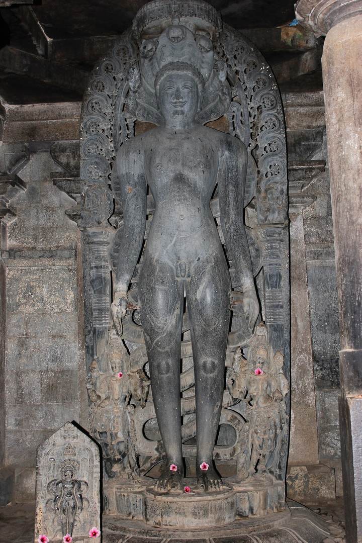 मूलनायक · भगवान पार्श्वनाथ, हलेबीडु बसदि