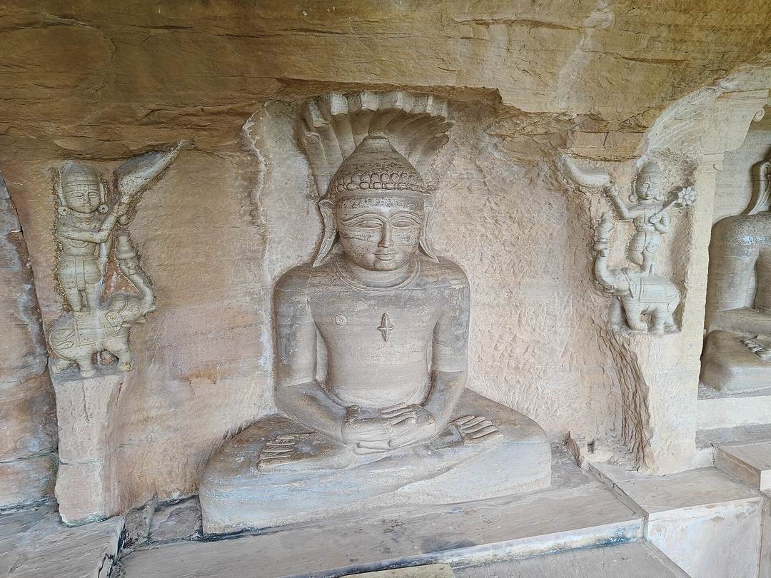 तीर्थ · गुफा मंदिर, खंदारगिरि