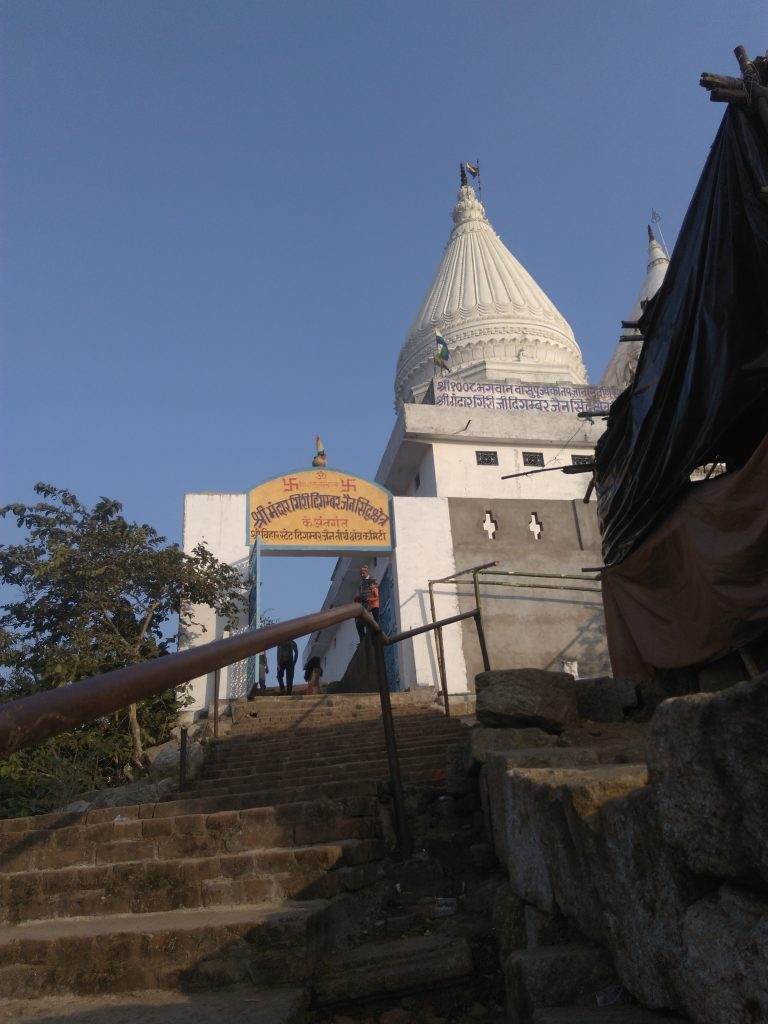 मंदिर · पर्वत की चोटी पर, मन्दारगिरि