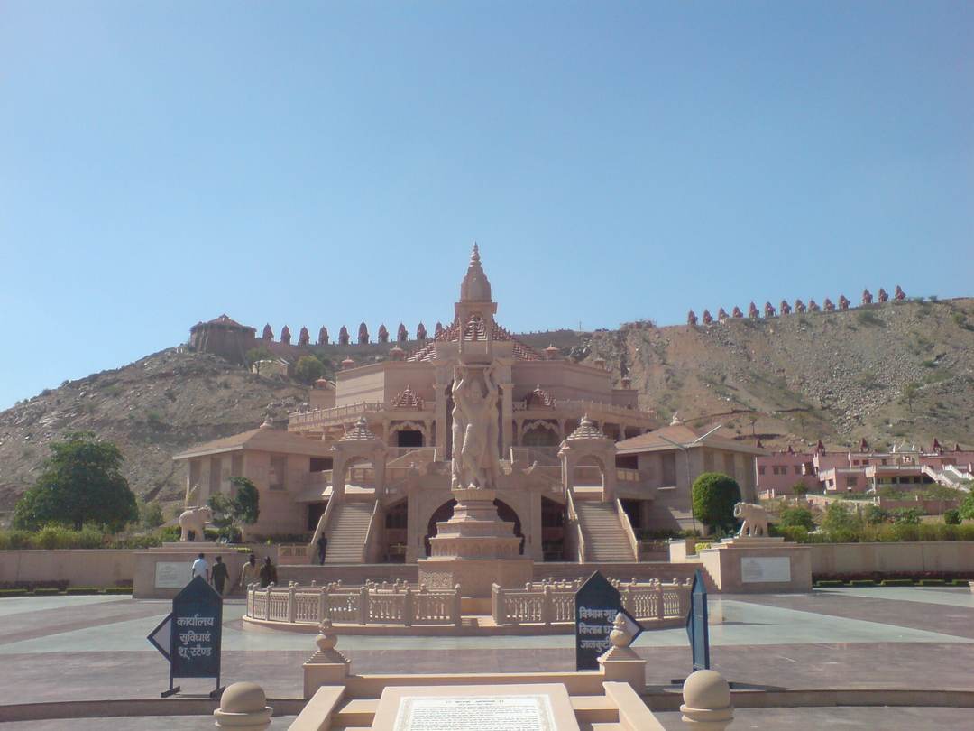 मंदिर, नारेली (ज्ञानोदय तीर्थ)