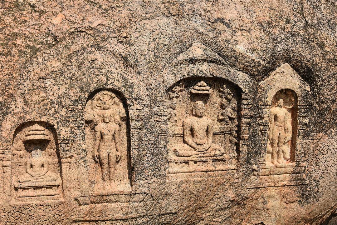 तीर्थ · चट्टानों पर उकेरी आकृतियाँ, समणर पर्वत