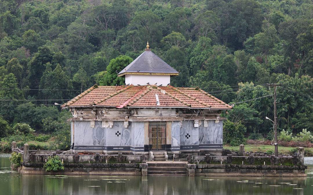 मंदिर · केरे बसदि, वरंग